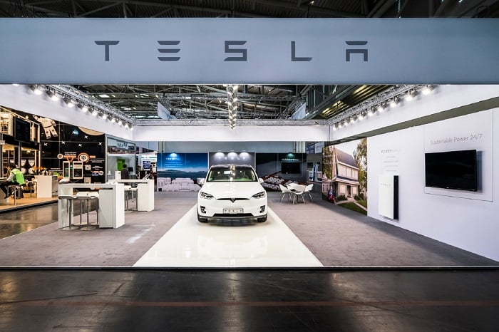 Individueller Messestand für Tesla