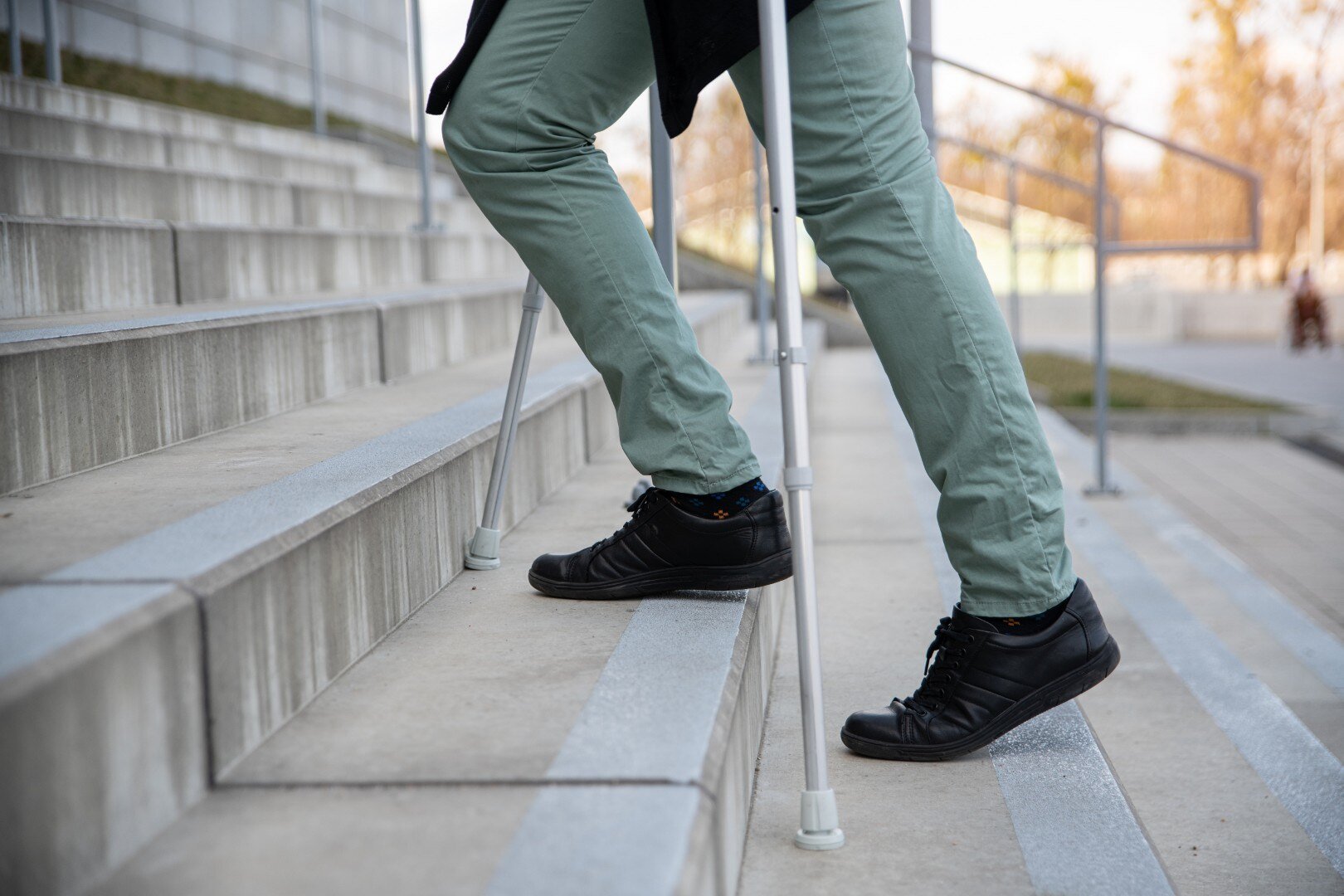 Barrierefreie Messe Person mit Gehhilfe auf Treppe