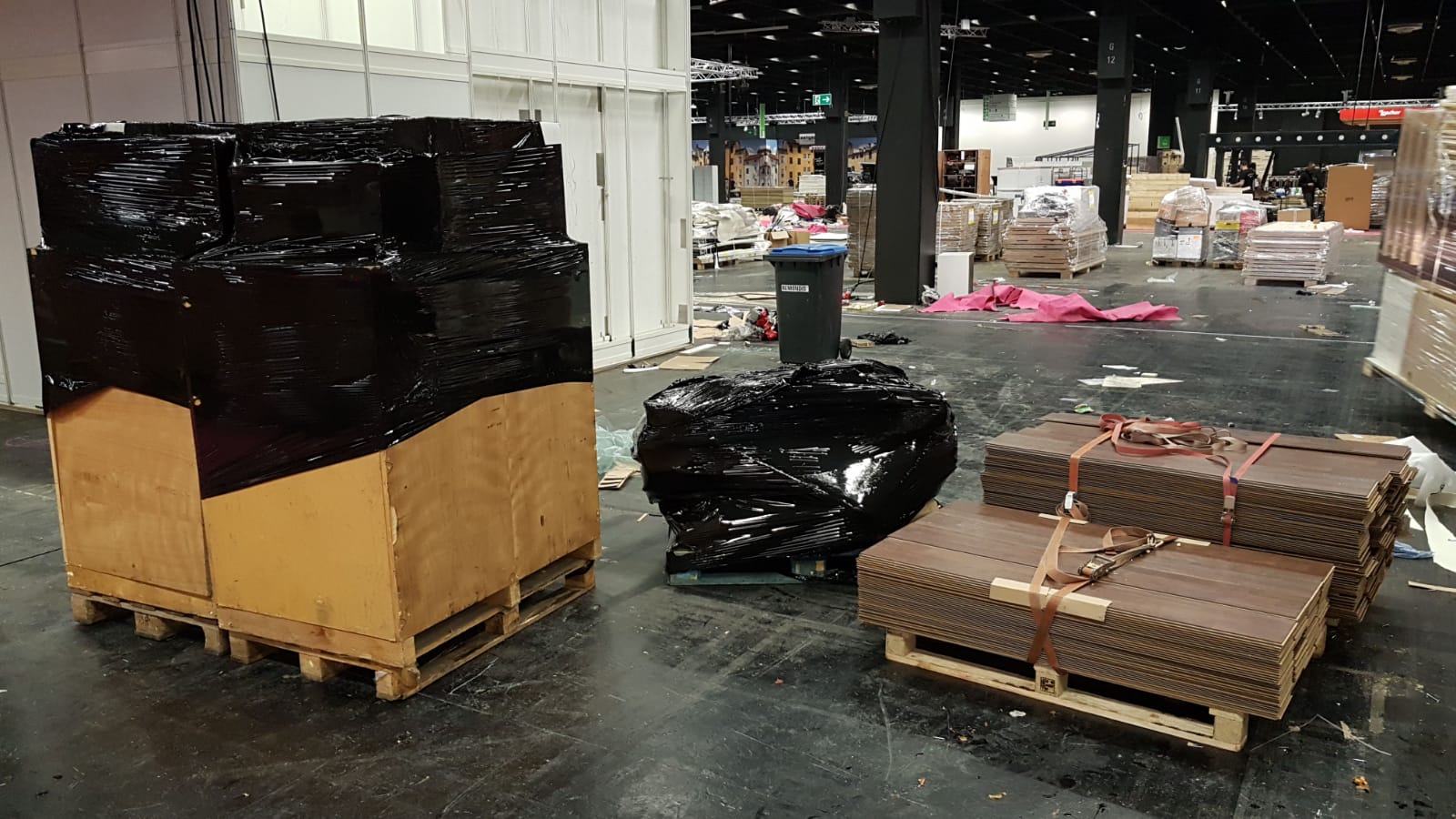 Storage at the trade fair vs. temporary storage at the trade fair stand